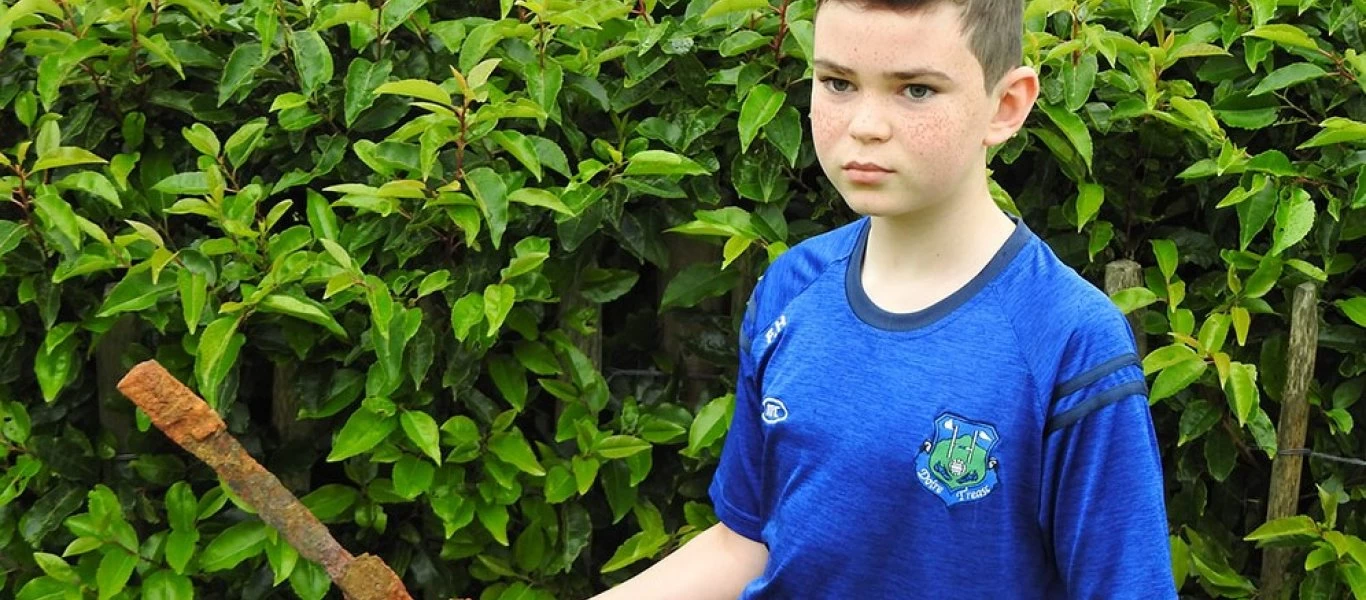 Ένας 10χρονος μαθητής βρήκε σπαθί 300 χρόνων με... ανιχνευτή μετάλλων (βίντεο)